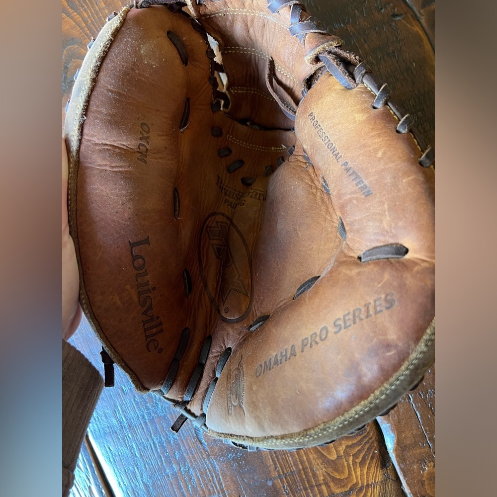 Louisville Omaha Pro Series Men’s Catchers Mitt - Picture 3 of 5
